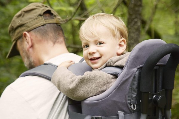 Portage : prévenir les douleurs dorsales et les maux de dos chez les parents